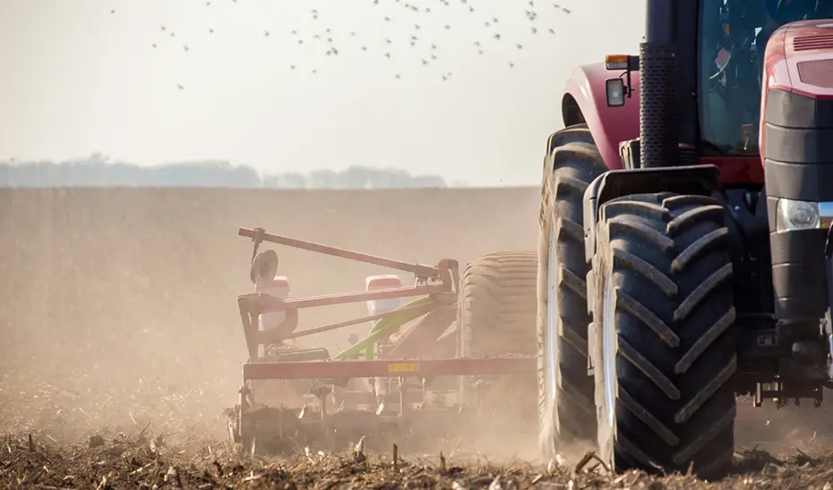 Un tractor durante las labores agrícolas