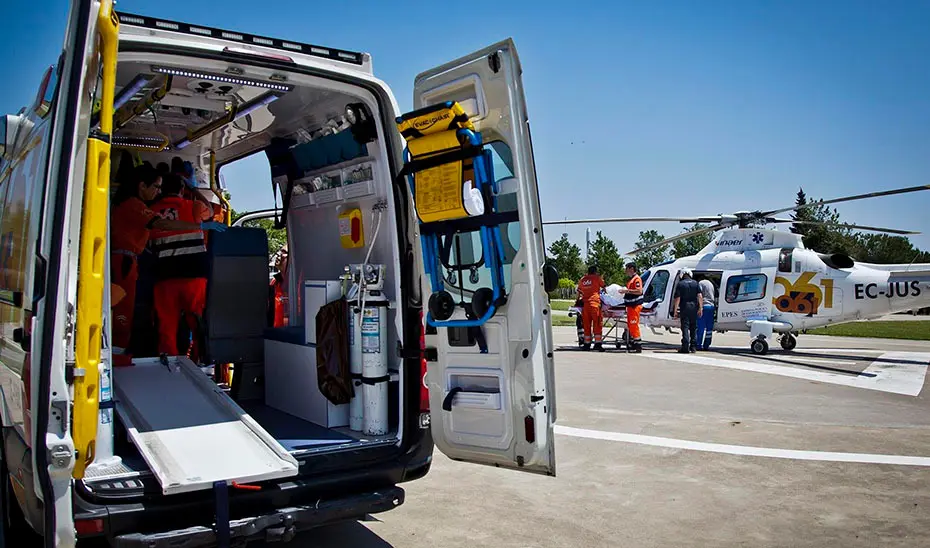 Ambulancia y helicóptero del Centro de Emergencias Sanitarias 061