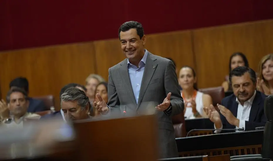 El presidente andaluz responde a las preguntas de los grupos de la oposición en el Parlamento