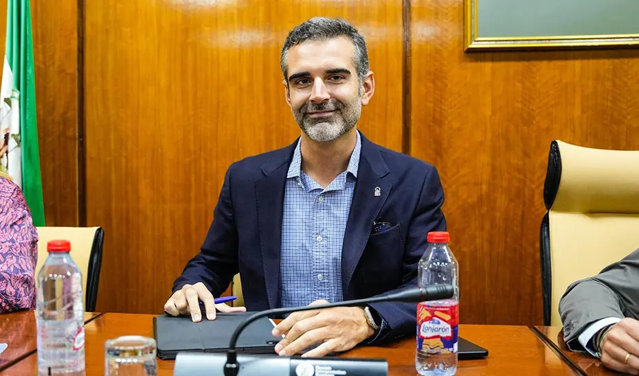 El consejero de Agricultura, Ramón Fernández-Pacheco, interviene durante la comisión parlamentaria