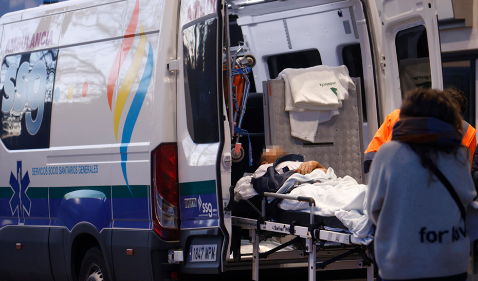 Traslado de uno de los heridos en el accidente de Adamuz