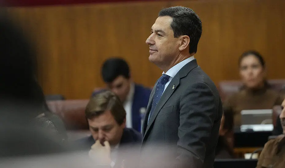Juanma Moreno durante el Pleno del Parlamento andaluz