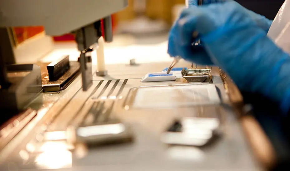 Un investigador desarrolla un ensayo cl&iacute;nico