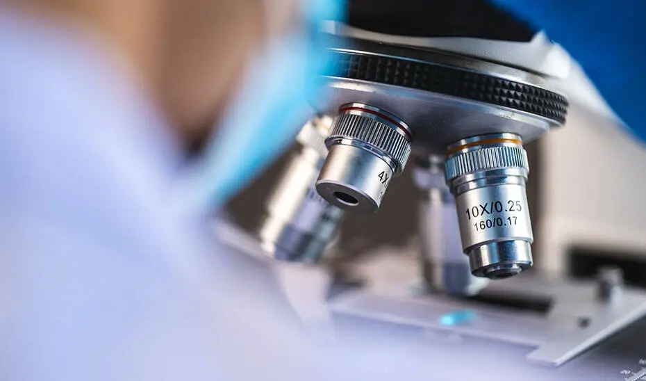 Investigaci&oacute;n con un microscopio en laboratorio
