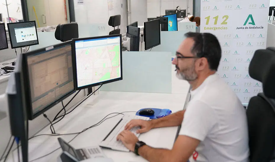Operador en la sala regional de 112 Andaluc&iacute;a