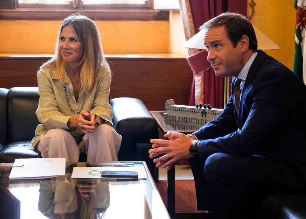 La presidenta del Parlamento de Andaluc&iacute;a, Ana Mestre, y la portavoz del G.P Vox, Javier Cortes, durante la reuni&oacute;n del d&iacute;a de hoy. A 3 de septiembre de 2026 en Sevilla, Andaluc&iacute;a (Espa&ntilde;a). La presidenta del Parlamento de Andaluc&iacute;a, Ana Mestre, mantiene en Sevilla reuniones con los portavoces de los distintos grupos parlamentarios en el Sal&oacute;n de Protocolo. El encuentro se enmarca en la ronda de contactos de la presidenta con los representantes de la C&aacute;mara andaluza