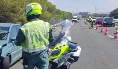 Agente de la Guardia Civil de Tr&aacute;fico en un accidente