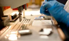 Un investigador desarrolla un ensayo cl&iacute;nico