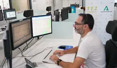 Operador en la sala regional de 112 Andaluc&iacute;a