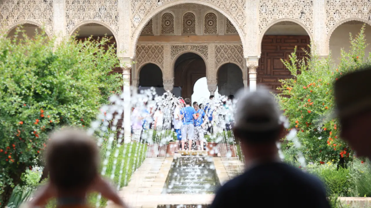 Un grupo de turistas visita la la Alhambra de Granada