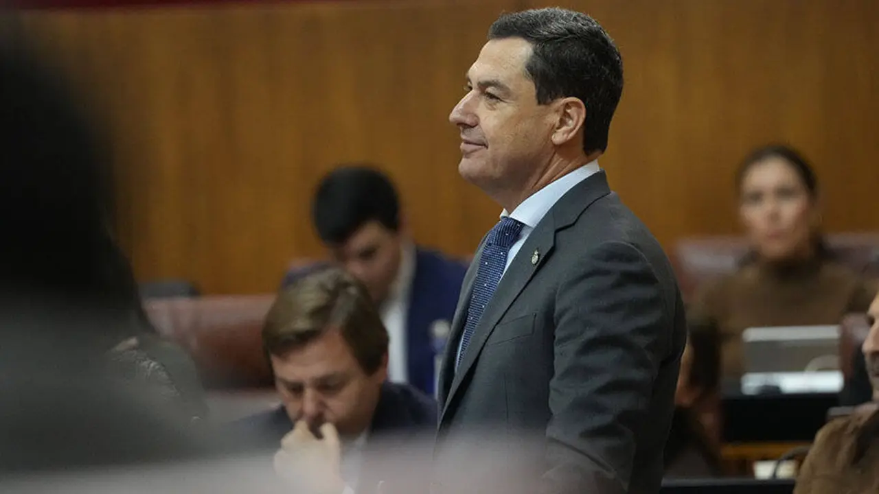Juanma Moreno durante el Pleno del Parlamento andaluz