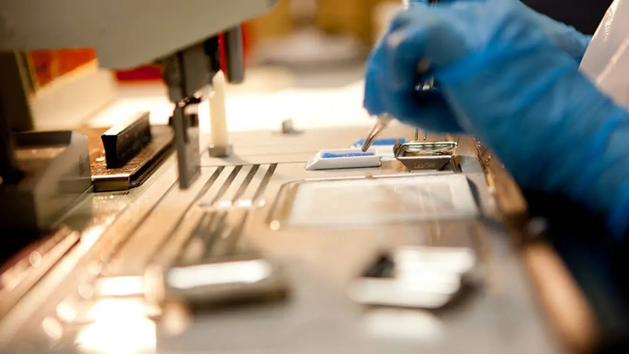 Un investigador desarrolla un ensayo cl&iacute;nico