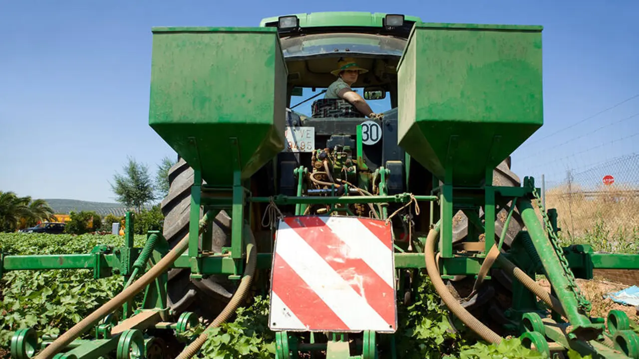 Joven agricultora