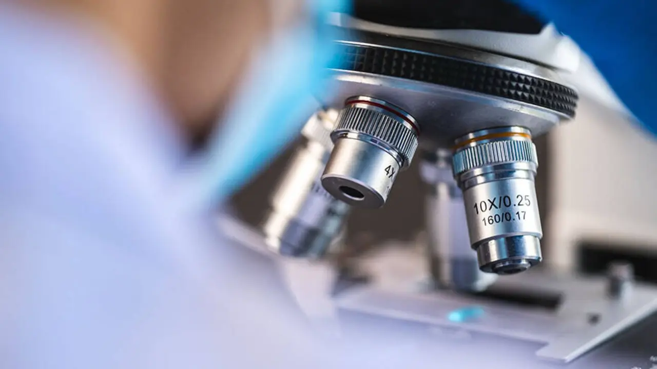 Investigaci&oacute;n con un microscopio en laboratorio