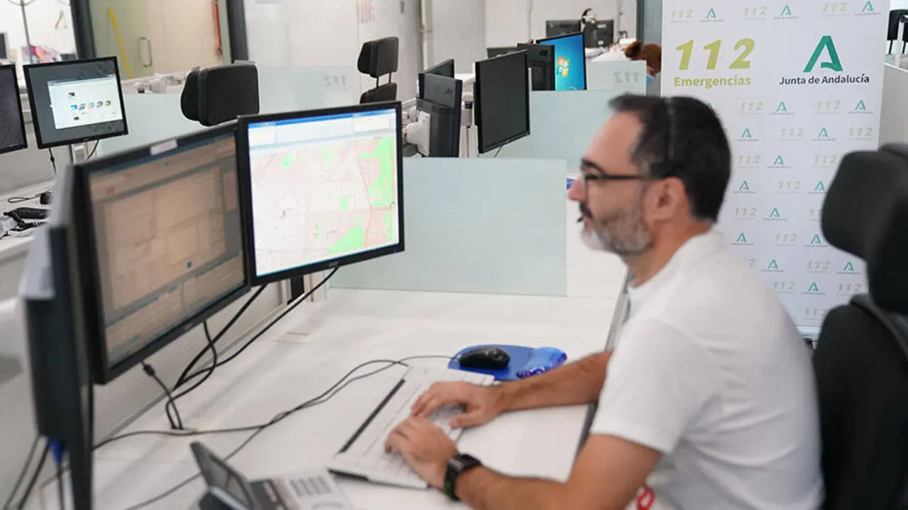Operador en la sala regional de 112 Andaluc&iacute;a