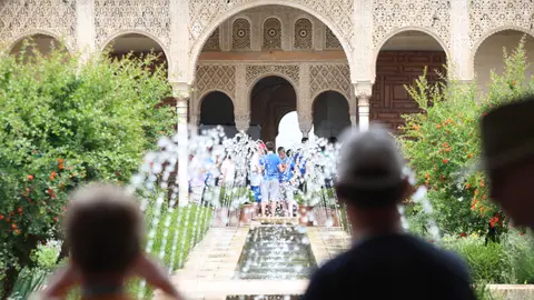 Un grupo de turistas visita la la Alhambra de Granada