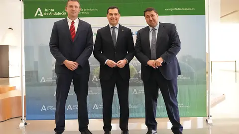 El presidente andaluz, Juanma Moreno, entre el presidente de la Asociación Española de Biogás. Luis Puchades, y el presidente de la Asociación Española del Gas, Joan Batalla