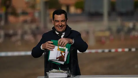 Juanma Moreno, depositando la bandera andaluza en la urna a pie de obra