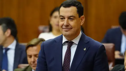 Juanma Moreno en el Pleno del Parlamento andaluz