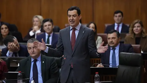 El presidente de la Junta de Andalucía, Juanma Moreno, durante su intervención en el Parlamento andaluz