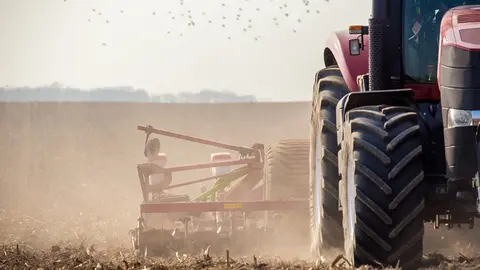 Un tractor durante las labores agrícolas