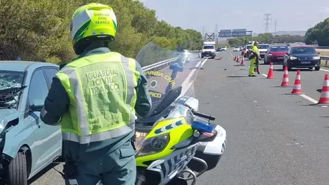 Imagen de archivo de efectivos de la Guardia Civil de Tráfico en un accidente
