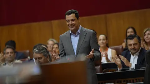 El presidente andaluz responde a las preguntas de los grupos de la oposición en el Parlamento