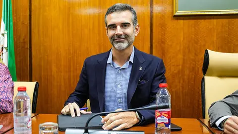 El consejero de Agricultura, Ramón Fernández-Pacheco, interviene durante la comisión parlamentaria