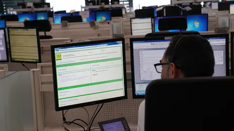 Operador en la sala regional de 112 Andalucía