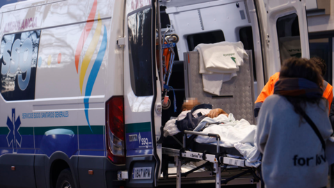 Traslado de uno de los heridos en el accidente de Adamuz