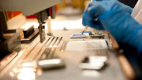 Un investigador desarrolla un ensayo cl&iacute;nico