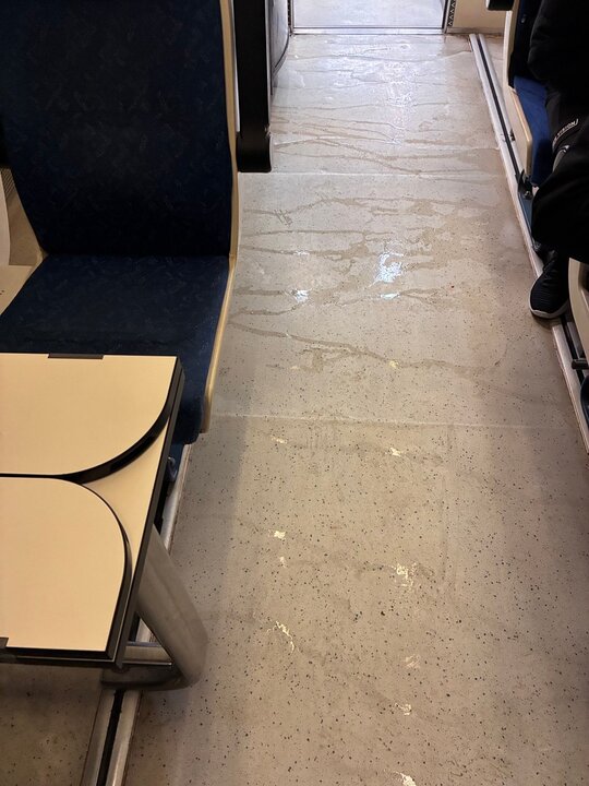 Parte del suelo del vagón 3 con acumulaciones de agua día 12/02/2026, 06.54h. Foto de M.A.R.