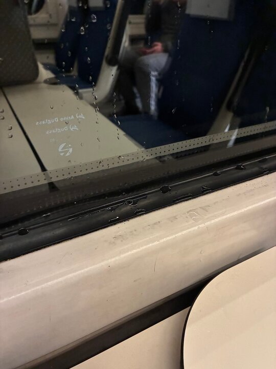 Foto de acumulación de agua dentro de las ventanas del tren día 12/02/2026, 06.54h. Foto de M.A.R.
