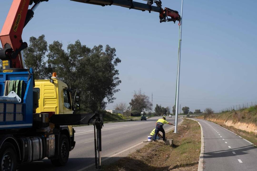 Nuevas columnas con tecnología LED en la Carretera de La Isla, Dos Hermanas