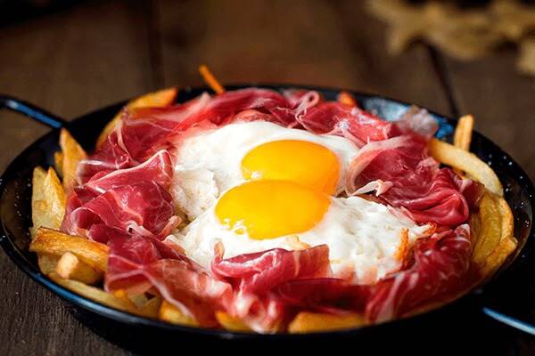 Sartén de huevos estrellados con jamón
